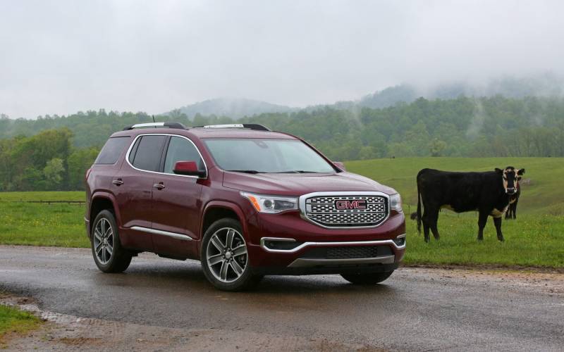 Comparison GMC Acadia Denali 2017 vs Jeep Cherokee 2017 SUV Drive